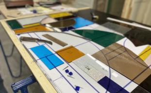 Bij erkende onderwijsinstelling Mooivakonderwijs volg je de enige vakopleiding tot glazenier van Nederland