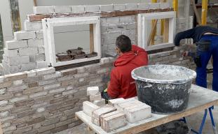 Vervuilde klei krijgt nieuw leven: kan de baksteen het PFAS-probleem helpen oplossen?